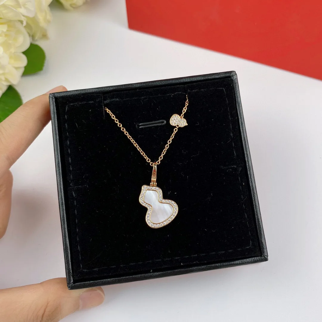 

V gold material natural white mother-of-pearl red agate gourd necklace temperament fashion simple Seiko version