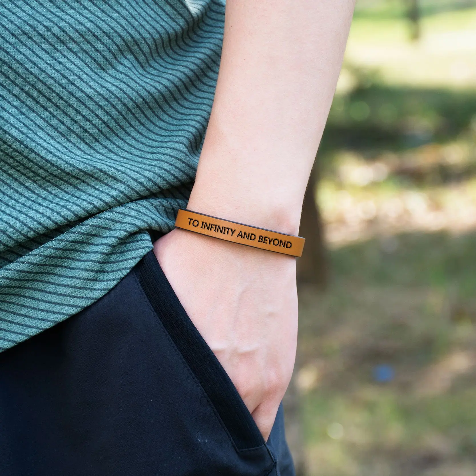 К бесконечности и за пределами Выгравированные буквы браслет на магнитной