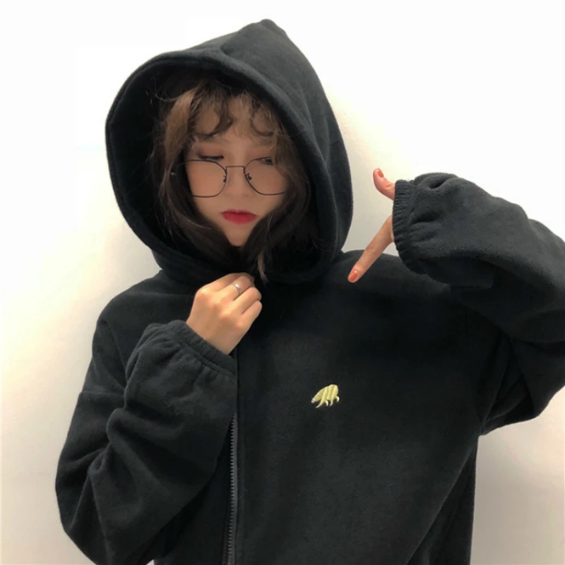 Женская толстовка на молнии однотонная Флисовая теплая с вышитым медведем в