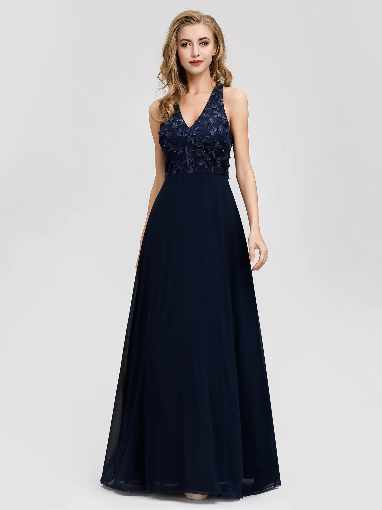 

Длинное вечернее платье с лямкой на шее и цветочным принтом