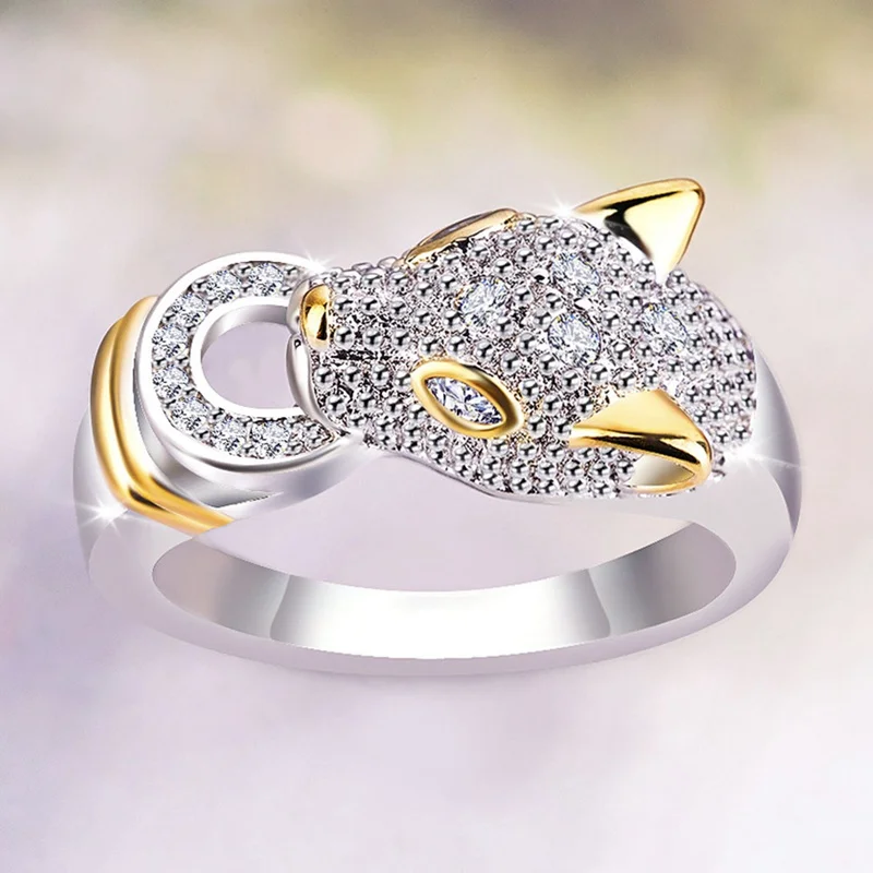 Золотистое и модное женское кольцо необычное с кубическим цирконием модные