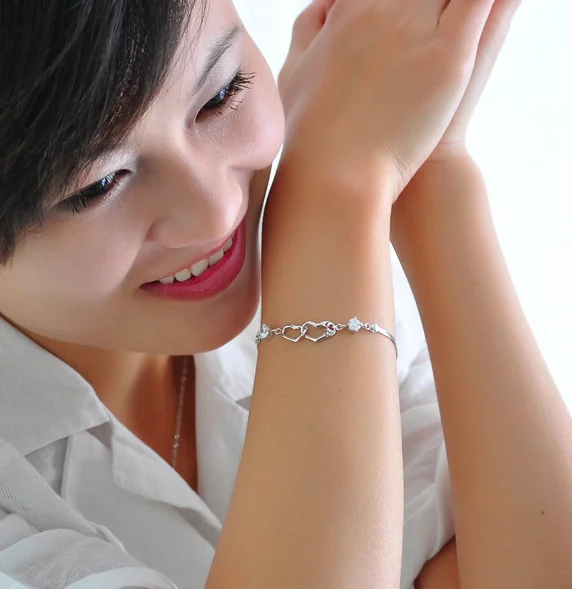 Медные браслеты и обручи ModaOne серебристого цвета с двойным любовным сердцем