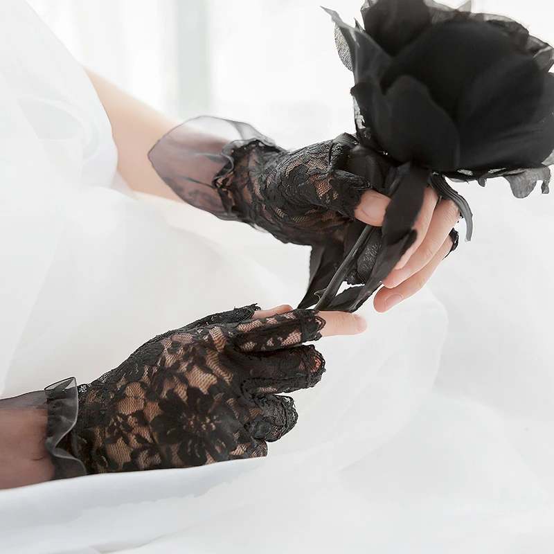 Кружевные перчатки короткие дышащие с украшением на запястье из тонкой