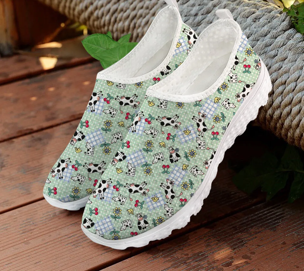 

Женские туфли INSTANTARTS на плоской подошве, дышащие сетчатые кроссовки с мультяшным рисунком коров, повседневные лоферы, Уличная обувь без зас...