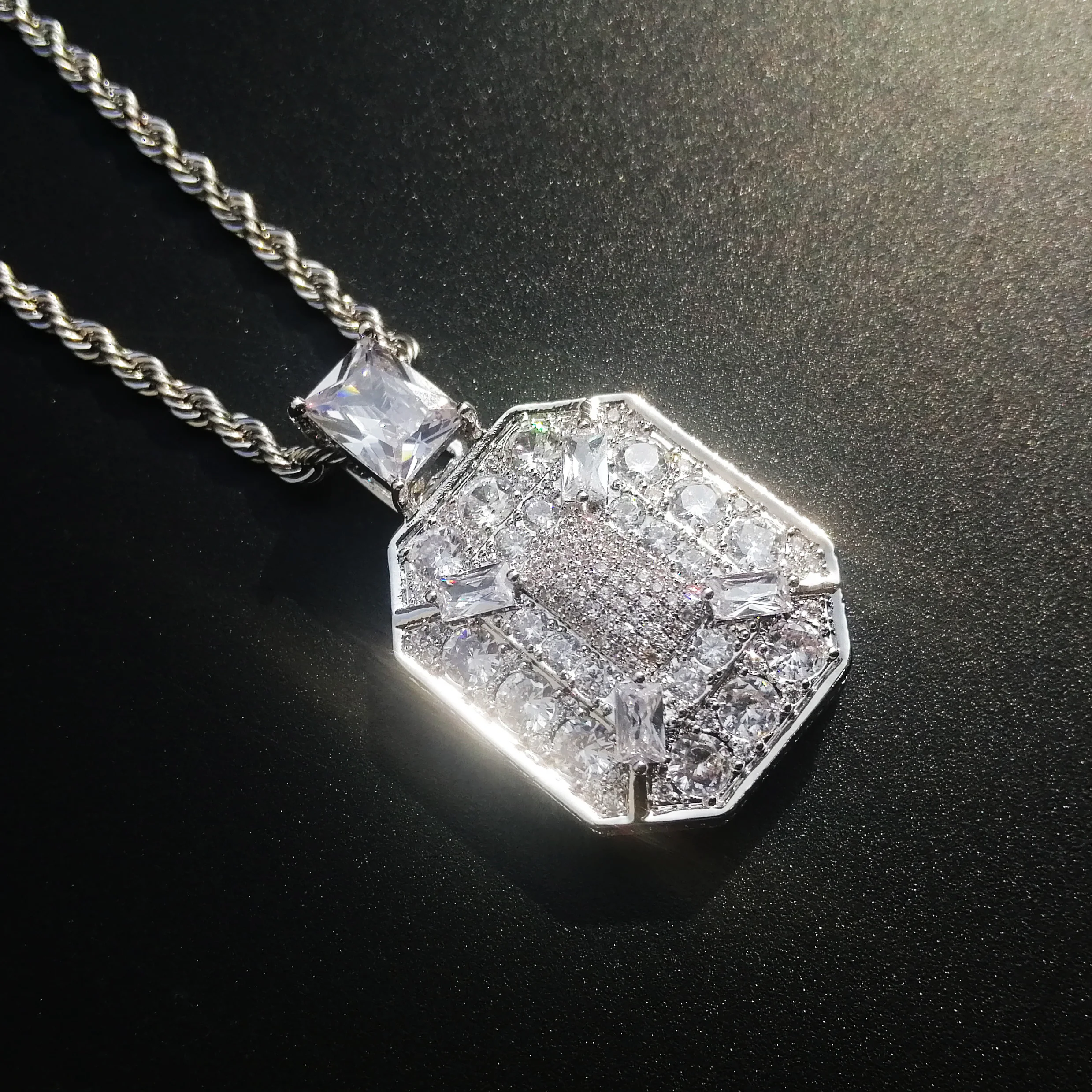 

Шикарное квадратное циркониевое ожерелье с подвеской для мужчин и женщин, подарки 2 вида цветов с цепочкой, модные ювелирные изделия в стиле...