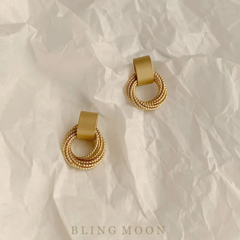 Новые простые золотистые металлические Многослойные Круглые серьги гвоздики