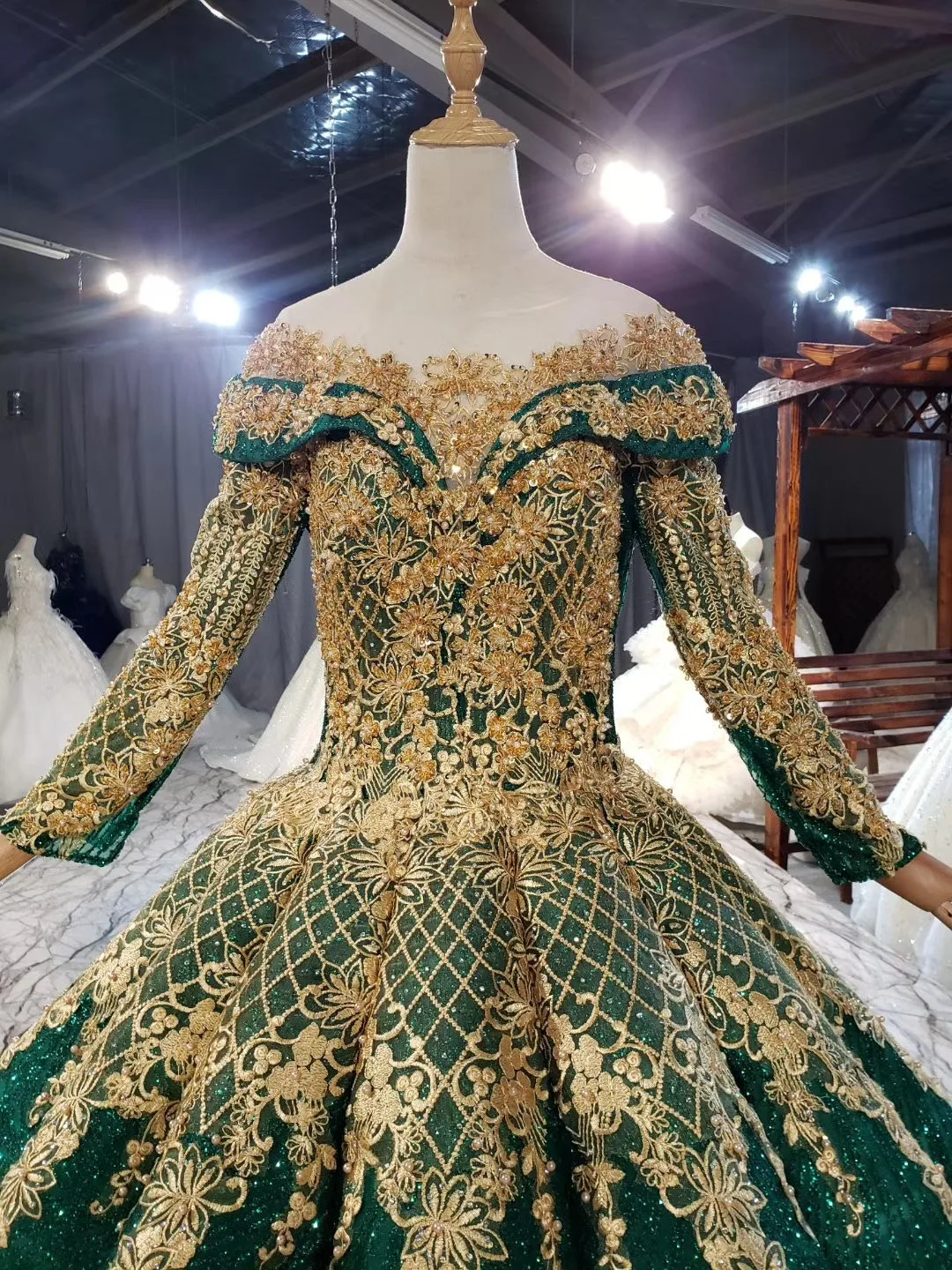 2021 Lace Appliques Ball Gown Waves Bridal Gown Fashion Green Sparkle Gold Lace Bridal Dress Wedding Dresses