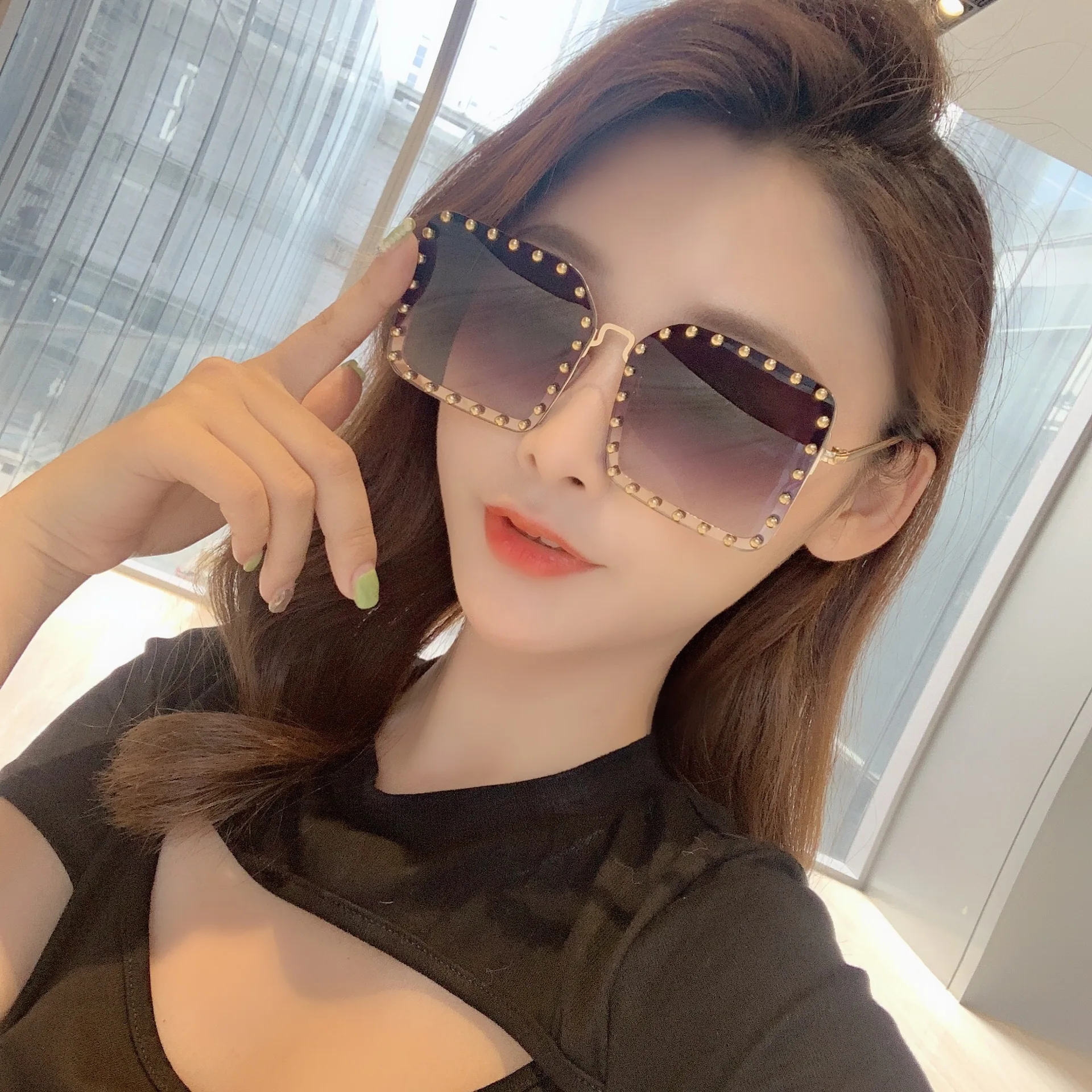 

Ladies Oversized Square Sunglasses Women New Big Frame Designer Vintage Sun Glasses Rivet Fashion Female Shield Eyewear Shades