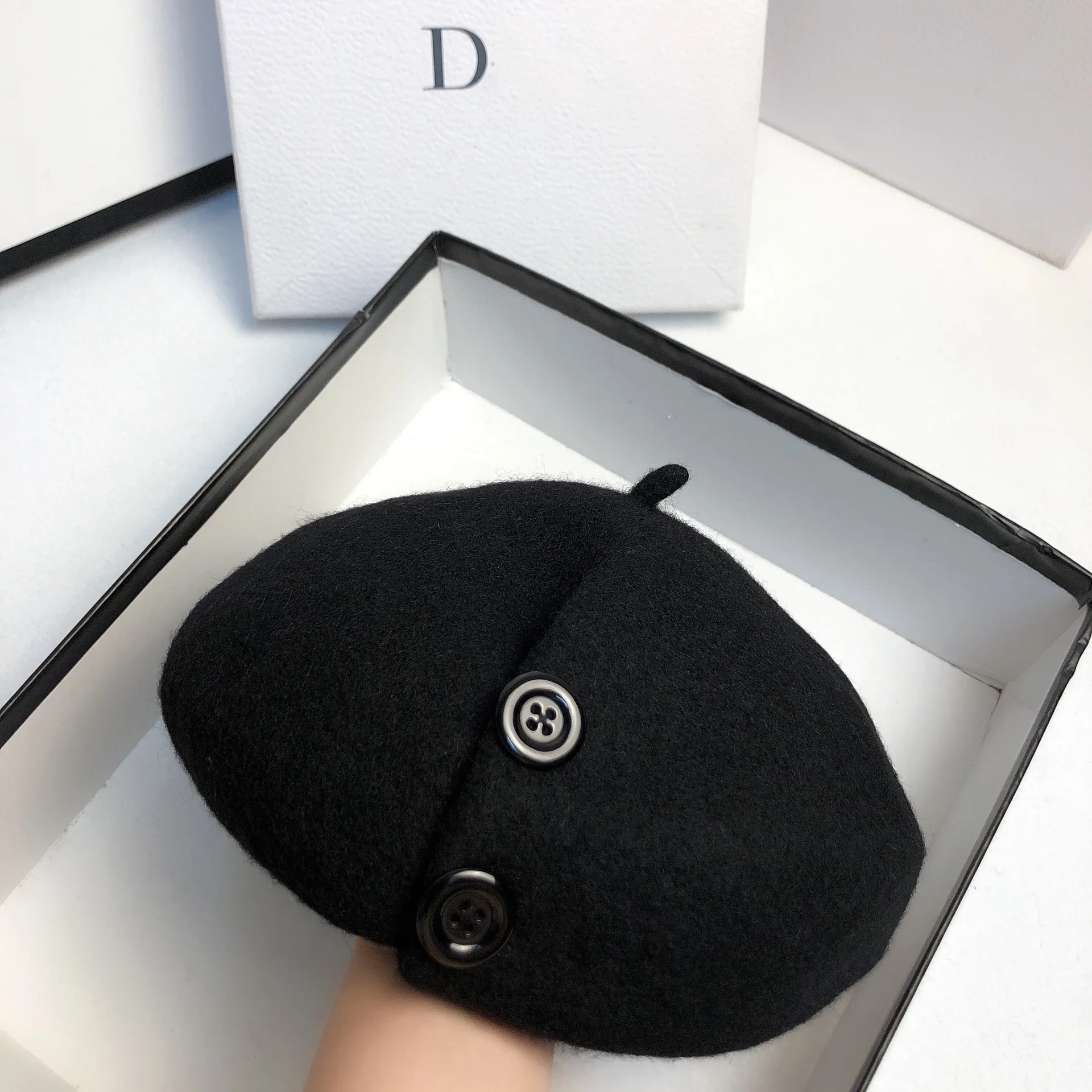 Зимние береты шапки для женщин шерстяные пуговицы однотонные модные женские