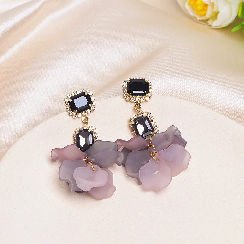 Женские акриловые серьги подвески длинные висячие в виде цветка с кристаллами