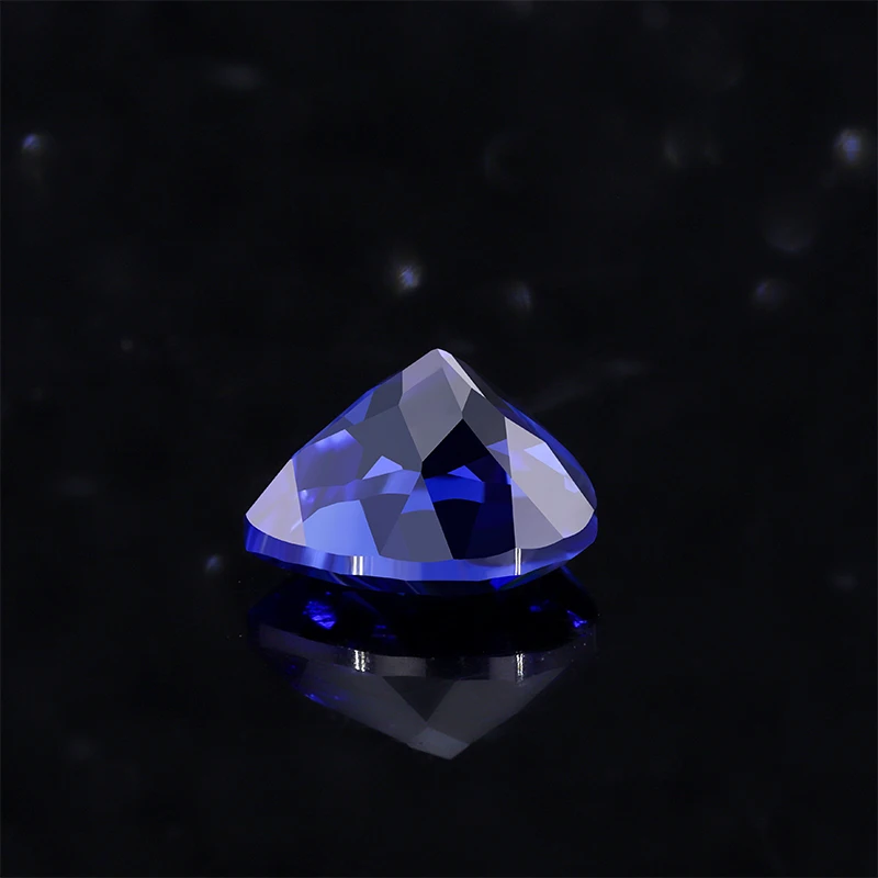Выращенный в лаборатории королевский синий сапфир форме сердца свободный камень
