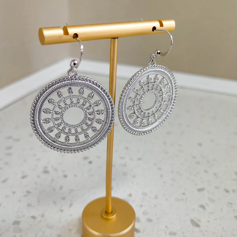 

Metal hollowed out exaggerated atmosphere Circle Earrings 2020 new fashion retro French net red Earrings cool wind