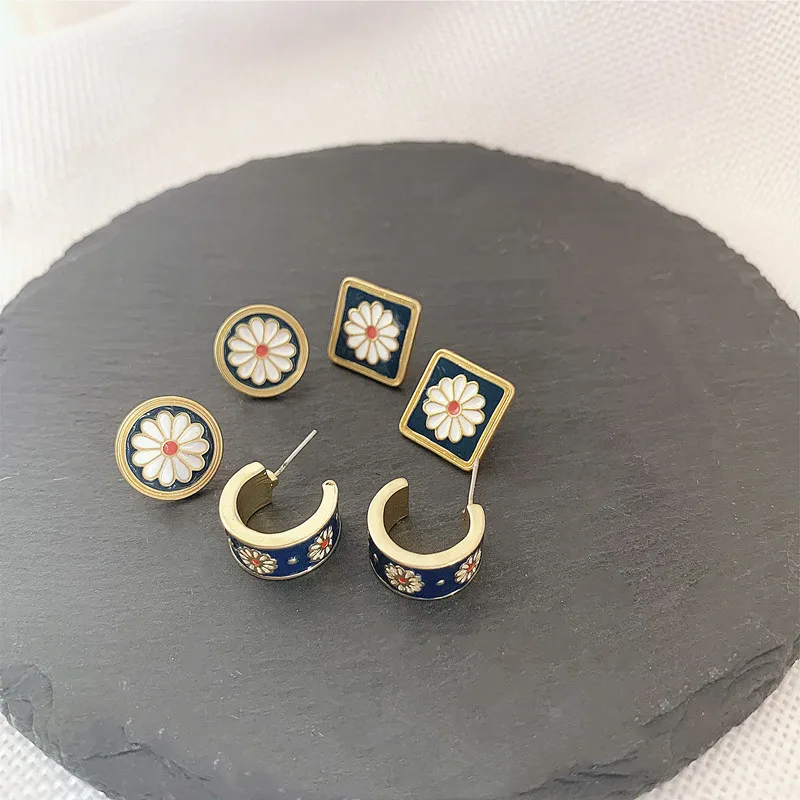 

Korea Cute Retro Flower Enamel Square Round Glaze Earrings Female Fashion Ink Blue Daisy Earrings Palace Style Earrings Wild Geo