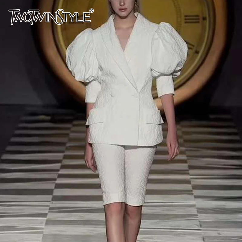 Женский брючный костюм TWOTWINSTYLE розовый из двух предметов топ с отложным