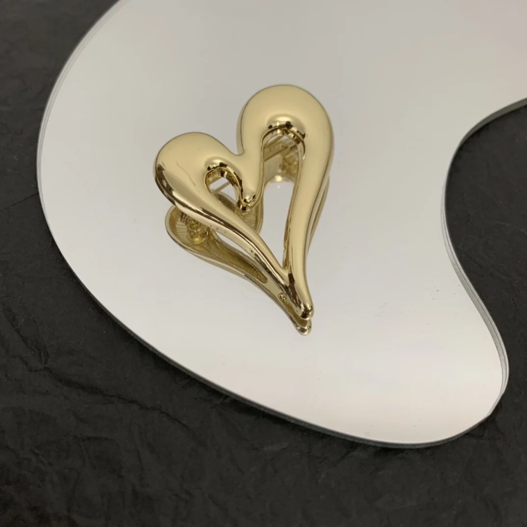 

European and American fashion new heart-shaped brooch