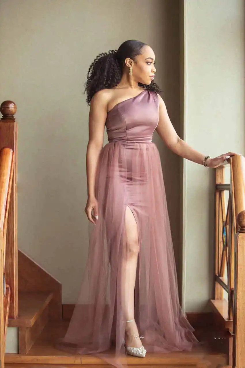 Платье подружки невесты пыльное розовое на одно плечо с юбкой годе разрезом