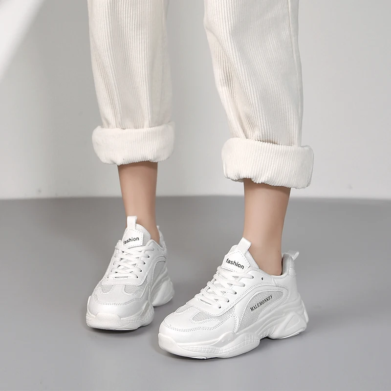 Женские кроссовки на шнуровке белые дышащие из спилка плоской подошве