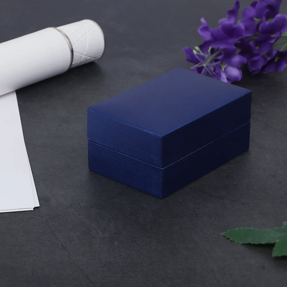 Женские серьги гвоздики из серебра 925 пробы изумрудно зеленый