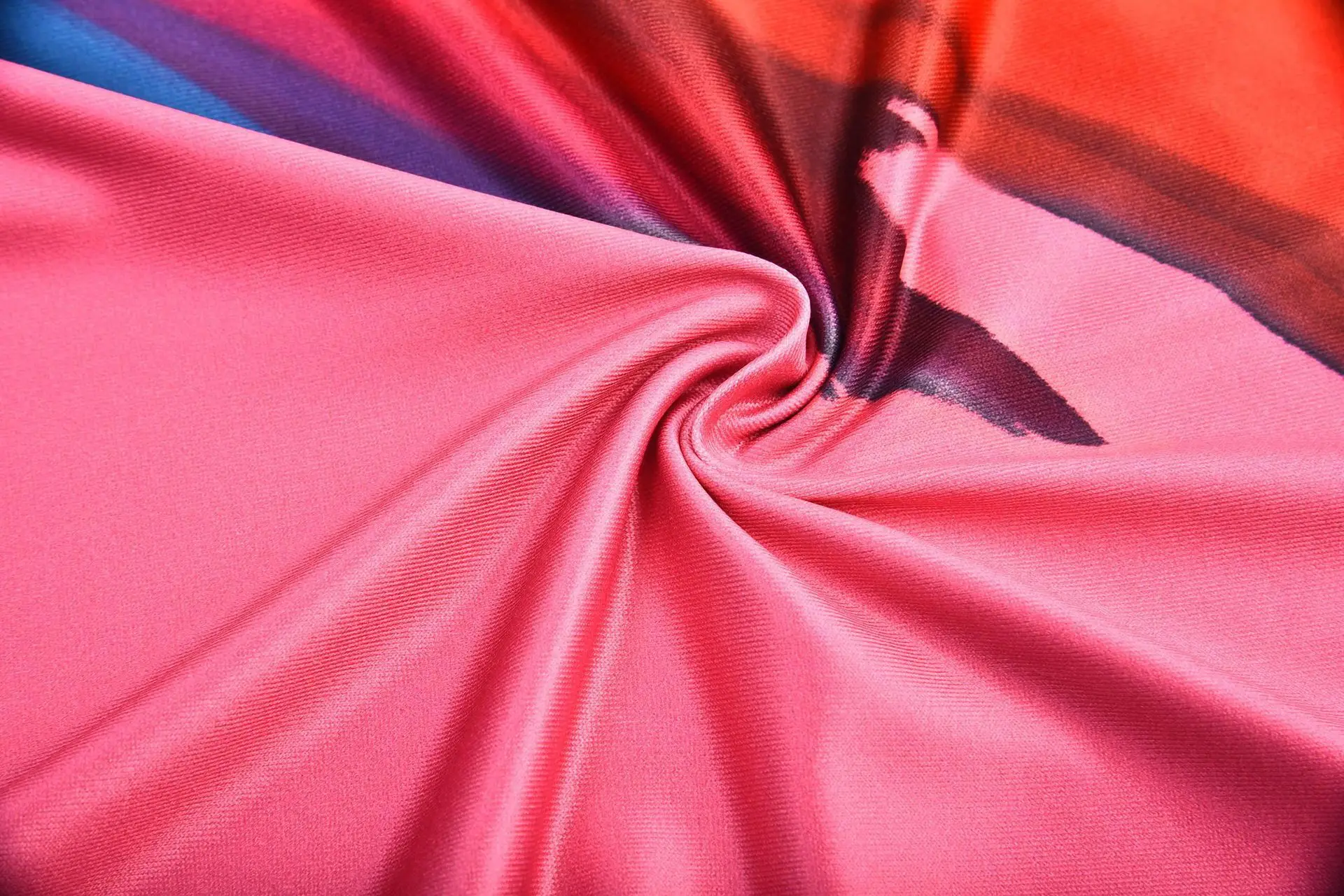 

Selling printed round collar coat loose long-sleeved T-shirt spot