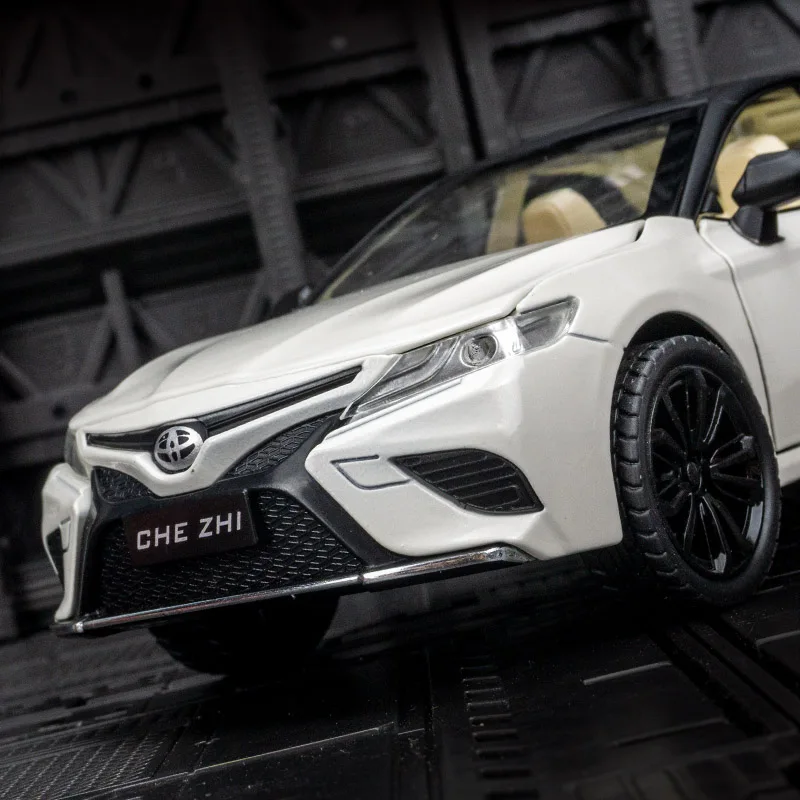 

1:24 The eighth-generation Camry simulation alloy model with sound and light pull back toy metal ornaments as a gift for childre