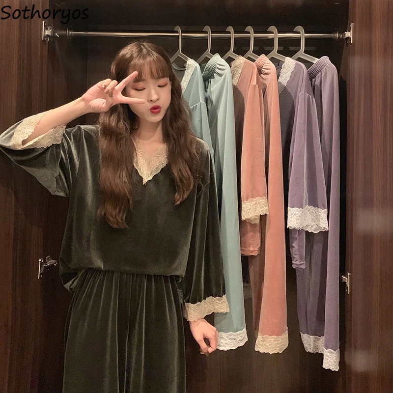 Пижамный комплект плюшевый женский кружевной с V-образным вырезом | Женская