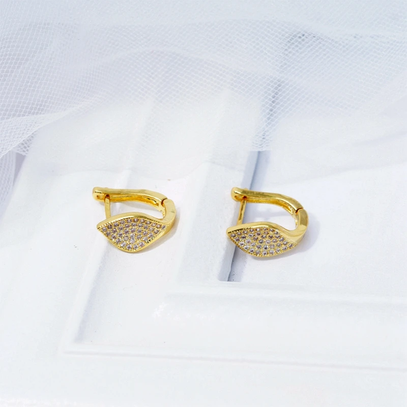 Женские золотистые серьги кольца квадратные с кристаллами циркония модные