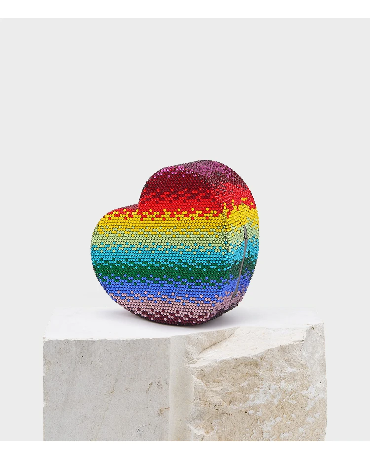 Сумочка клатч в форме сердца с разноцветными драгоценными камнями и кристаллами