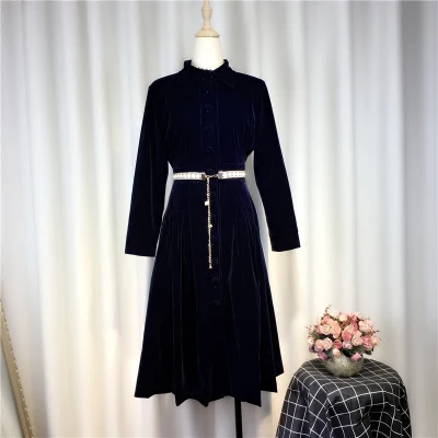 Женское платье с отложным воротником однотонное приталенное средней длины