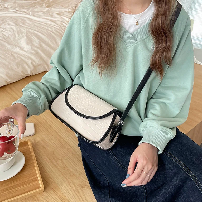 

Новинка 2021 женская сумка-мессенджер Корейская осенне-зимняя универсальная маленькая квадратная сумка сочетающаяся цвета сумка через плеч...