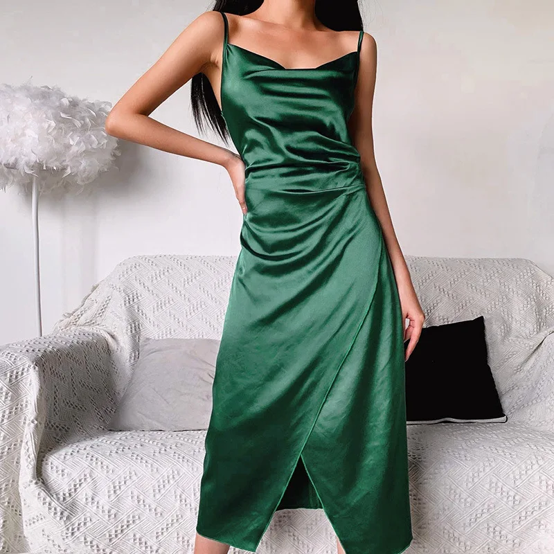 Платье на бретелях-спагетти из шелковистого атласа зеленое с высоким разрезом со