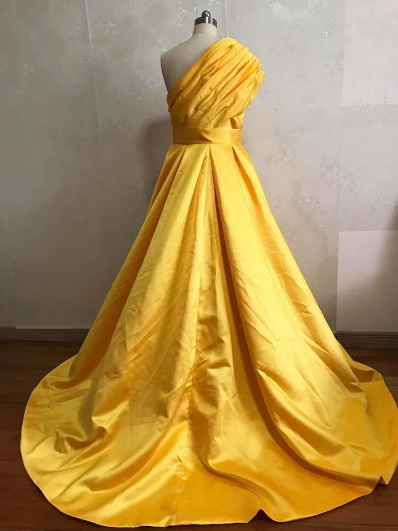 Желтое плиссированное платье на одно плечо без рукавов высокой щели для