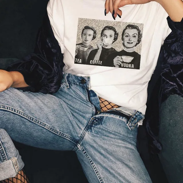 Женская футболка с коротким рукавом круглым вырезом и принтом водки|Футболки| |