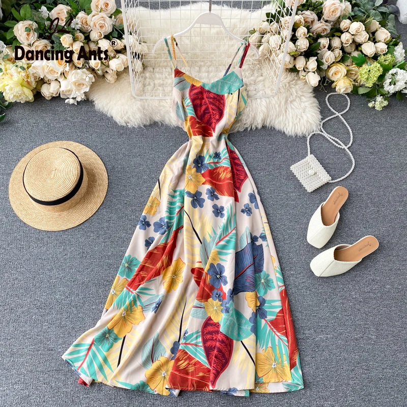 Женское платье трапециевидной формы на тонких бретельках с v-образным вырезом и