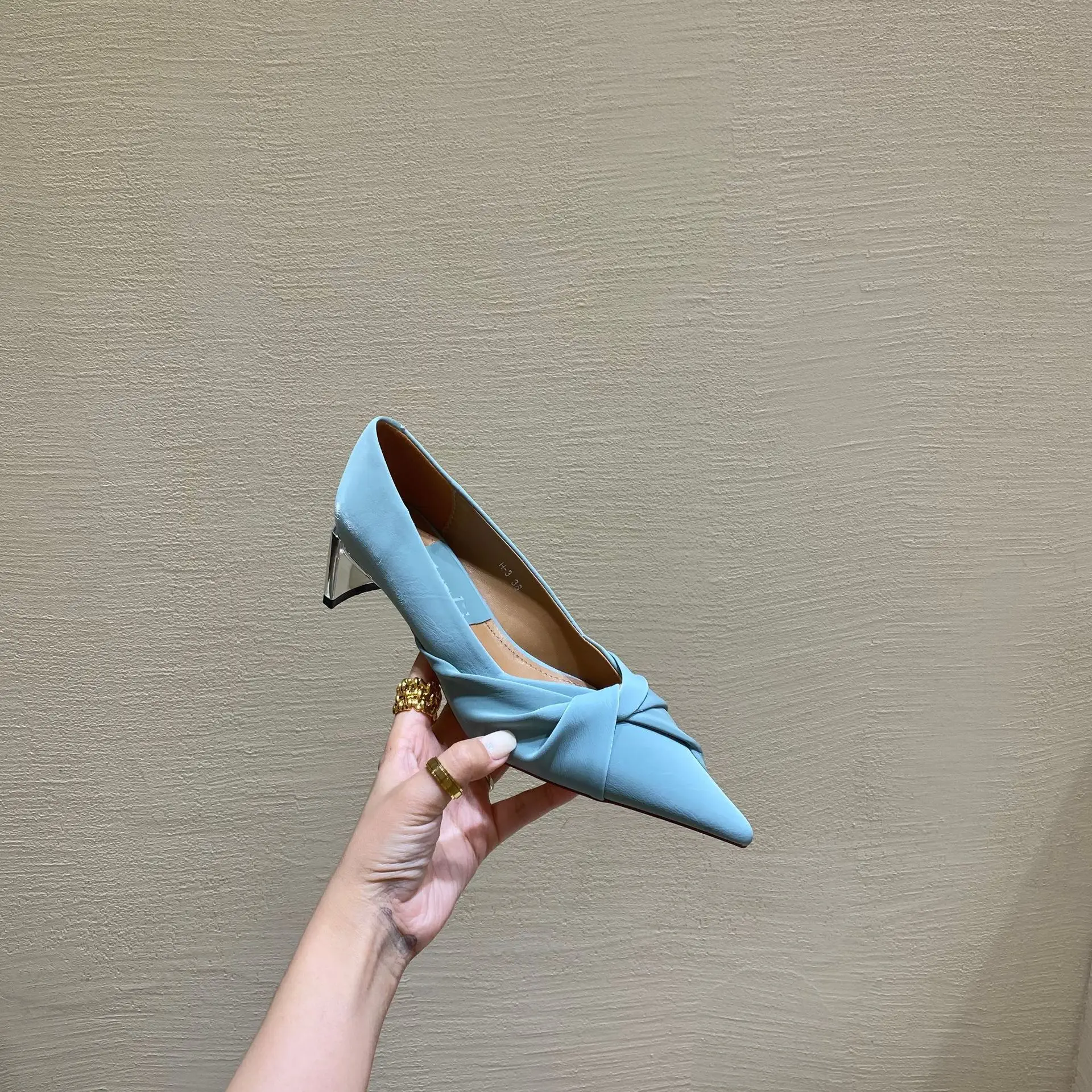 

2021 spring new French elegant bow design pointed middle heel thick heel single shoes shallow mouth work shoes