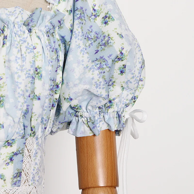 Женское летнее платье с разрезом по бокам квадратным воротником и цветочным