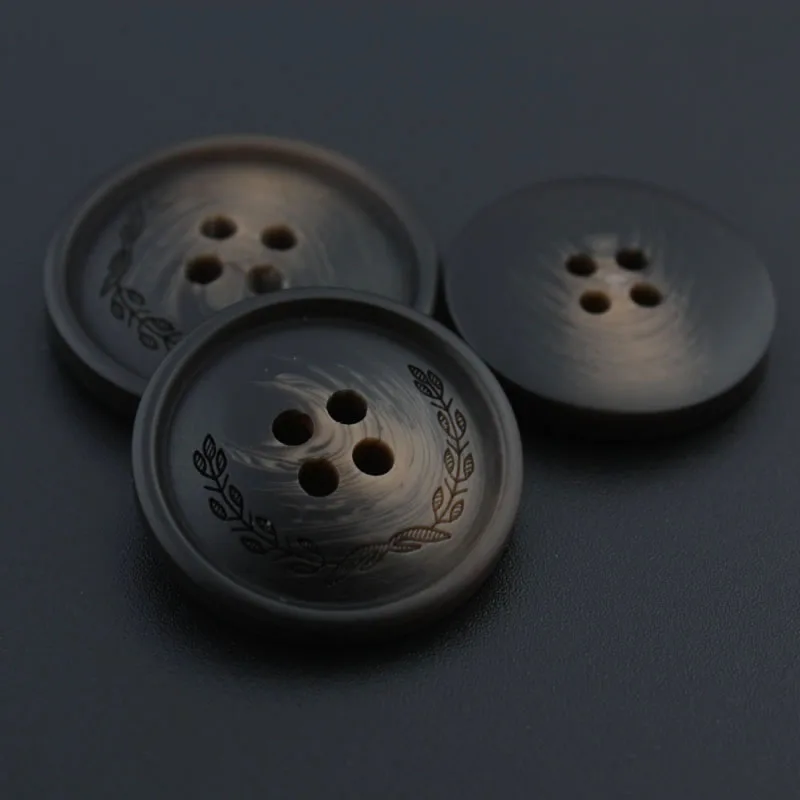 Блейзер-ветровка с круглыми пуговицами брюки коричневого и кофейного цветов на