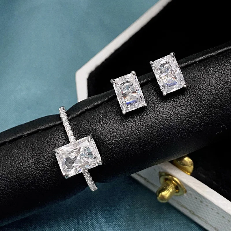 

Серьги и кольцо из серебра 925 пробы, с муассанитом