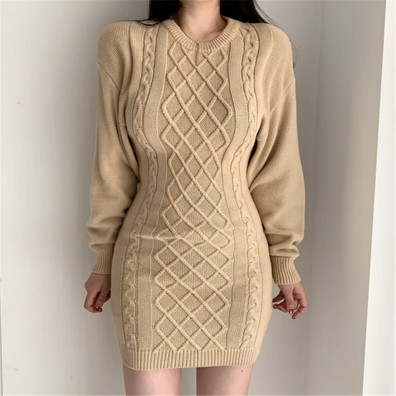 Женское трикотажное платье-свитер с круглым вырезом и открытой спиной | Женская