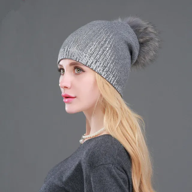 Wuaumx женские зимние шапки Skullies Beanies, шапка для женщин из натурального меха енота, вязаная шерстяная шапка с помпоном, шапка с серебристым и золотистым принтом - Цвет: Gray Silver 02