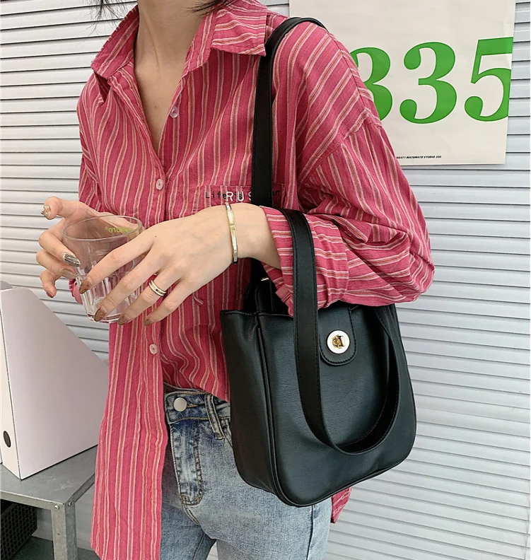 

Fashion women messenger pu leather bag underarm one shoulder cute bag zipper girl bag autumn winter shopping rt521