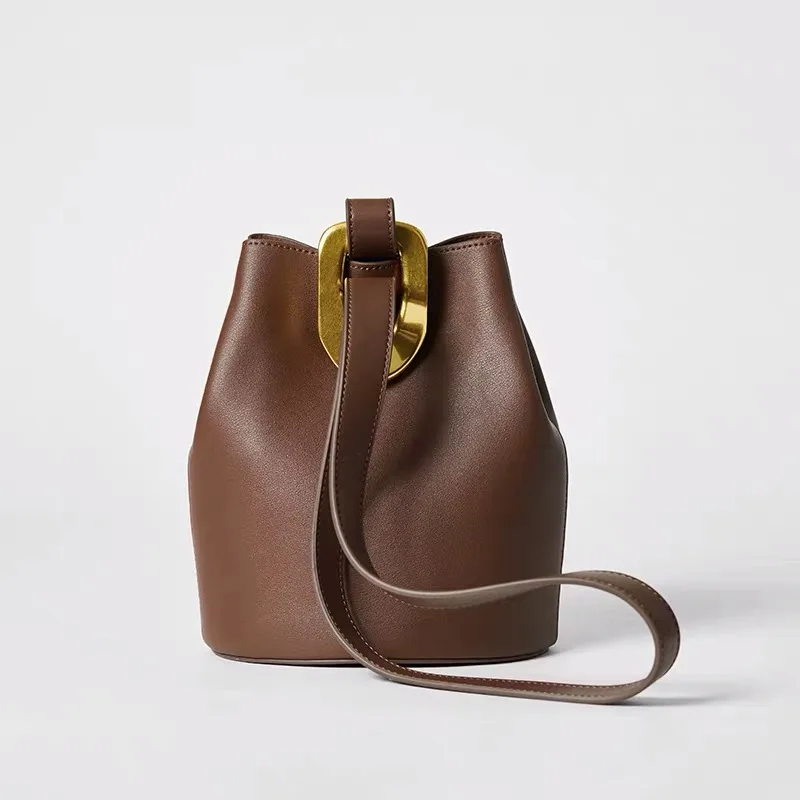 Сумка-мешок женская из натуральной кожи с металлической пряжкой |