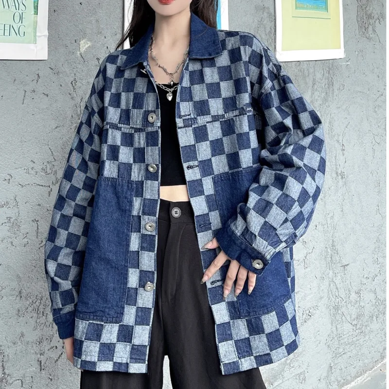 Женская джинсовая куртка в клетку с большими карманами | одежда