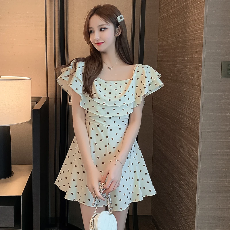Летнее привлекательное короткое платье в горошек с открытыми плечами и оборками