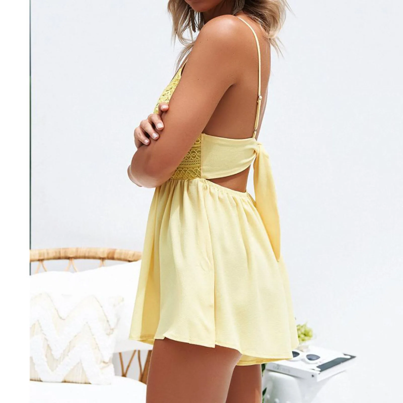 Комбинезон женский кружевной с V-образным вырезом пикантный короткий ромпер