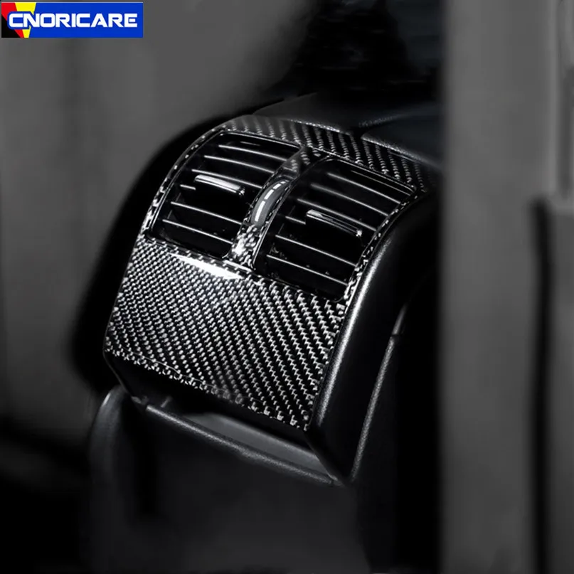 Наклейка из углеродного волокна на автомобильную заднюю панель