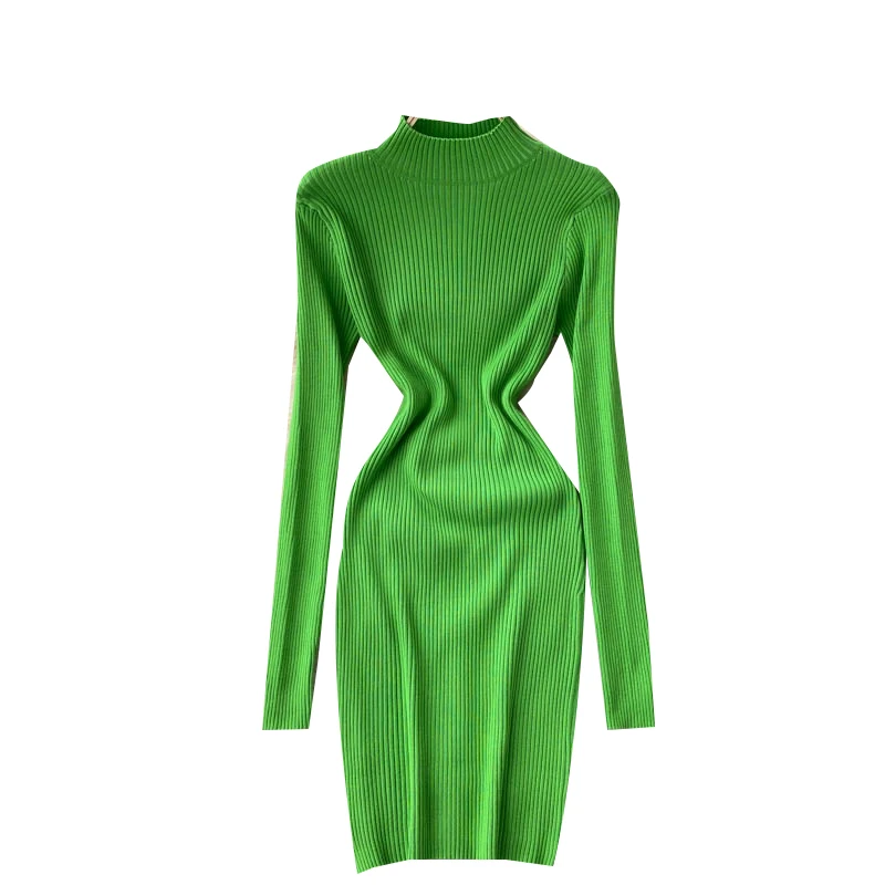 Женское трикотажное платье-свитер с воротником-стойкой и длинным рукавом