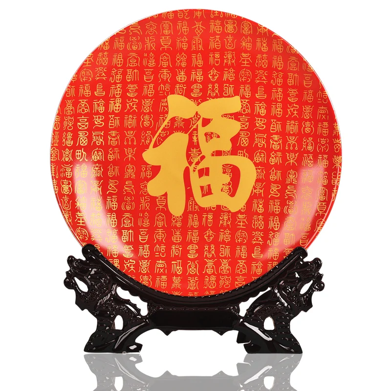 

Фарфоровая тарелка с китайскими иероглифами на деревянной основе