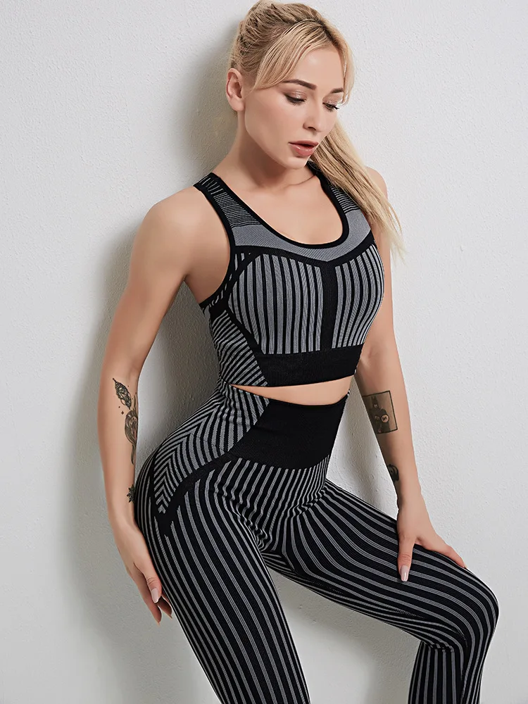 

Seamless yoga wear two-piece women's tight fitting tight fitting gym suit suit running sports vest suit gym suit women