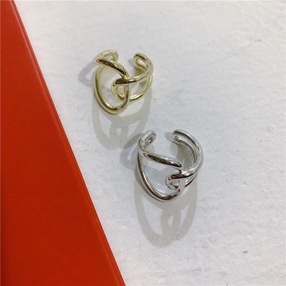 Простое индивидуальное витое неправильное изогнутое металлическое кольцо с