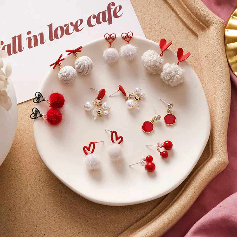 Новые модные зимние красно-белые серьги-каффы с маленьким сердечком, бантом и пушистыми шариками – аксессуары для выражения индивидуальности.